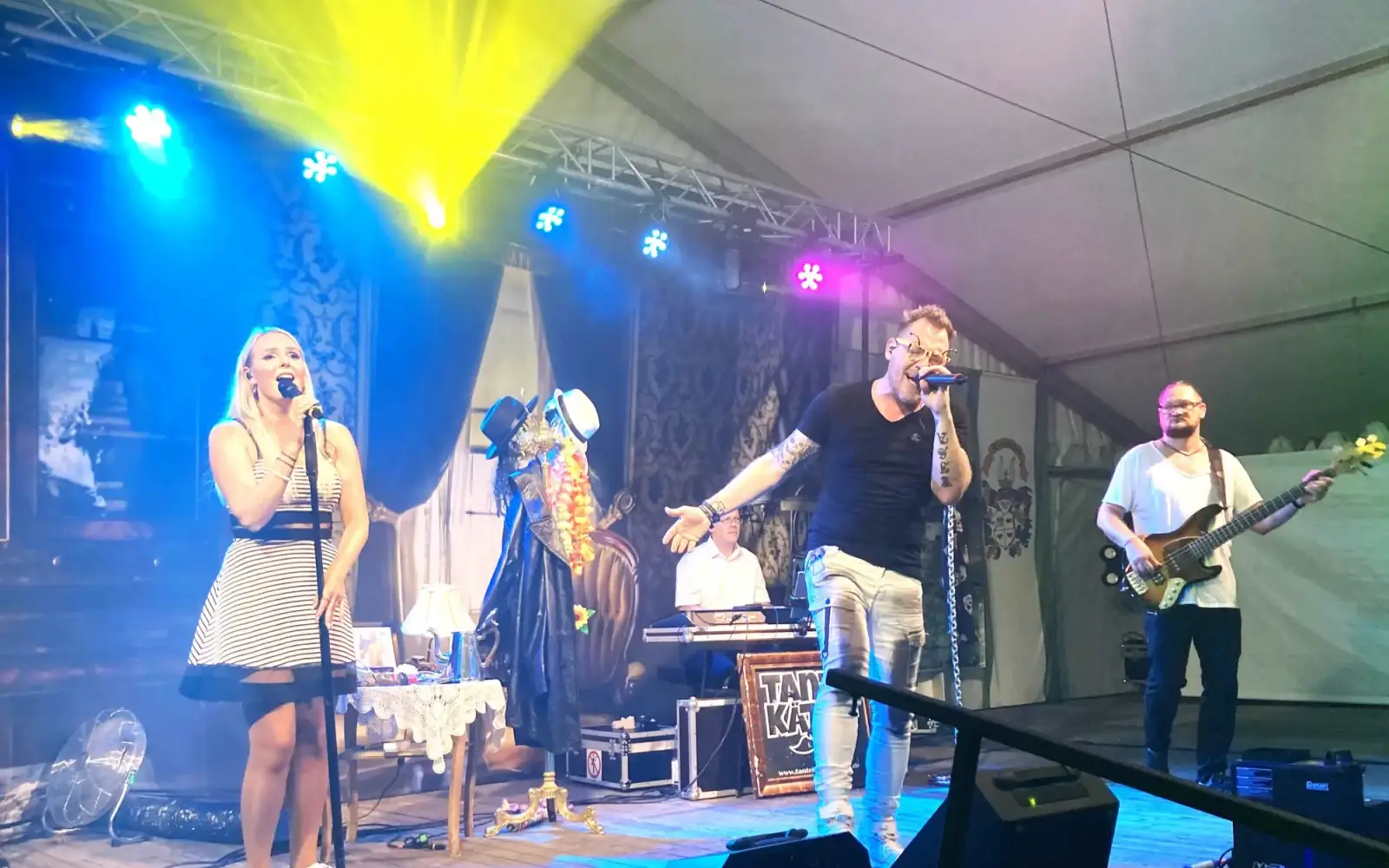 Wow! Für eine gigantische Stimmung im ausverkauften Festzelt sorgte am Eröffnungsabend die Kölner Partyband „Tante Käthe“. Foto: sam