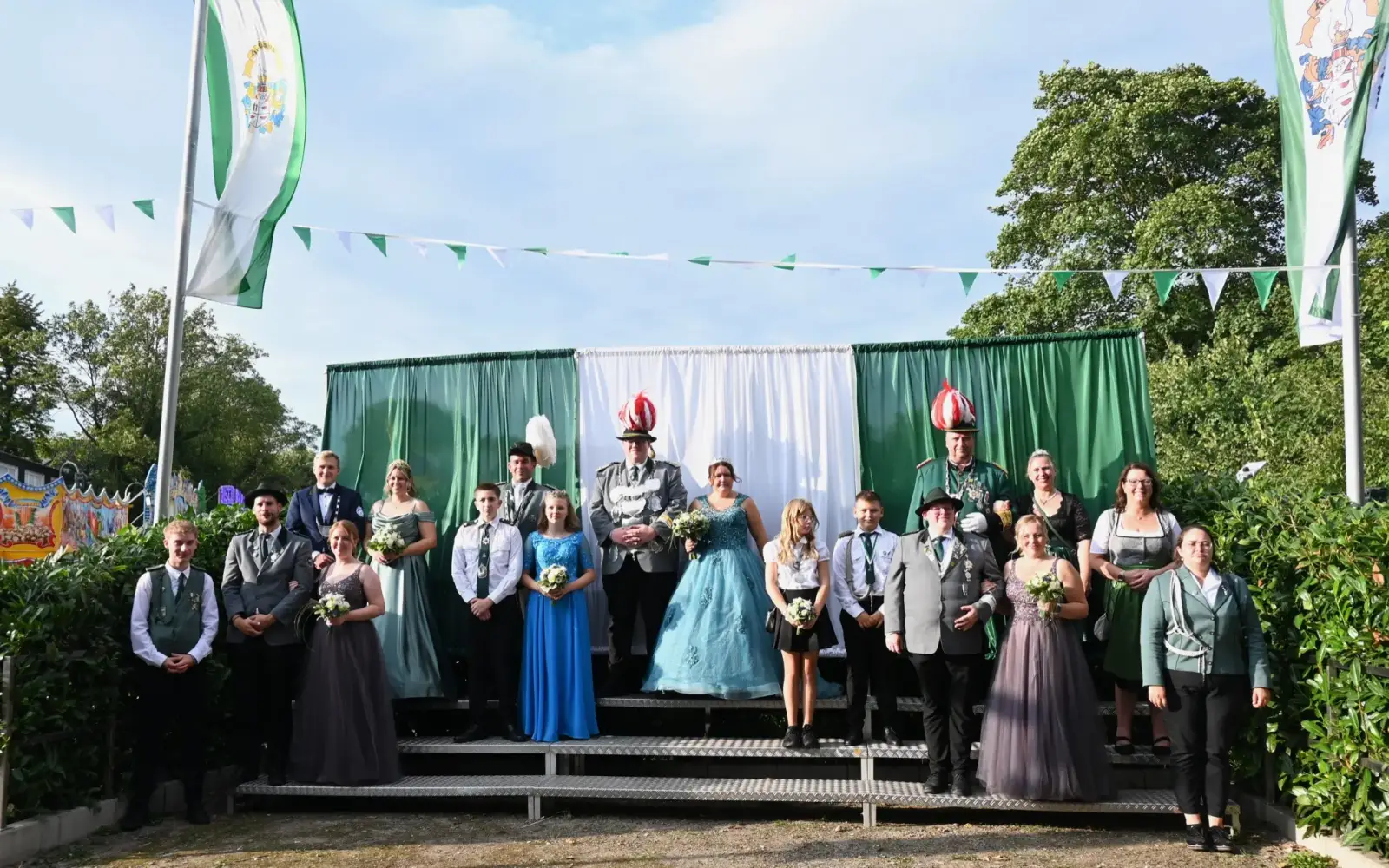 Beim großen Festumzug am Samstag nahm das scheidende Königspaar Martin Koch und Alina Stegmann die Parade in Huckingen vor dem Festplatz bei heißen Temperaturen ab. Foto: sam