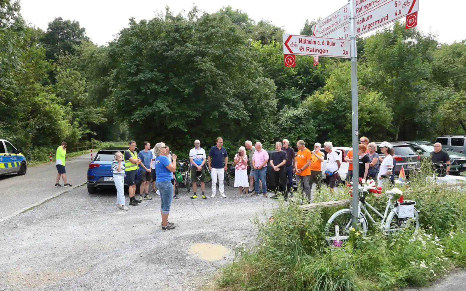 Rund 40 Personen nahmen an der Mahnwache an der Kalkumer Schlossallee teil, um für mehr Verkehrssicherheit zu demonstrieren. Foto: Herbert Fürmann