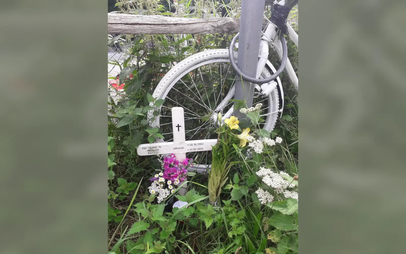 Blumen und ein Kreuz erinnern an den getöteten Radfahrer. Foto: Dirk Schmidt