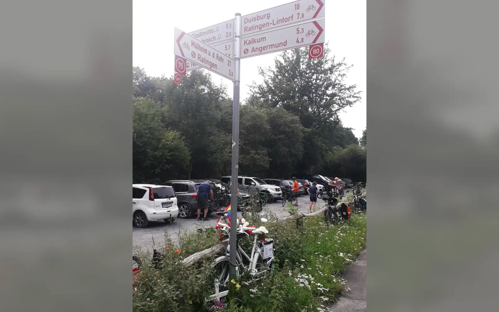 Ein weißes „Ghost Bike“ markiert die Stelle, an der ein Duisburger Radfahrer bei einem Unfall ums Leben kam. Foto: Dirk Schmidt