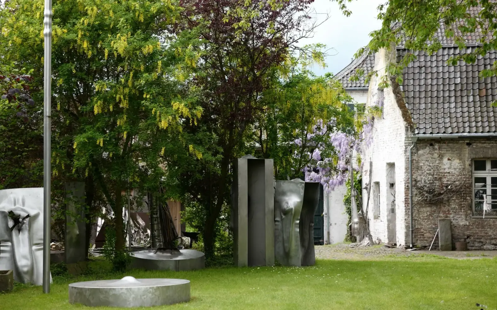 Der Skulpturengarten von Heyne und Werthmann: Eine grüne Oase voller Kunstwerke im historischen Anwesen in Düsseldorf-Kaiserswerth.