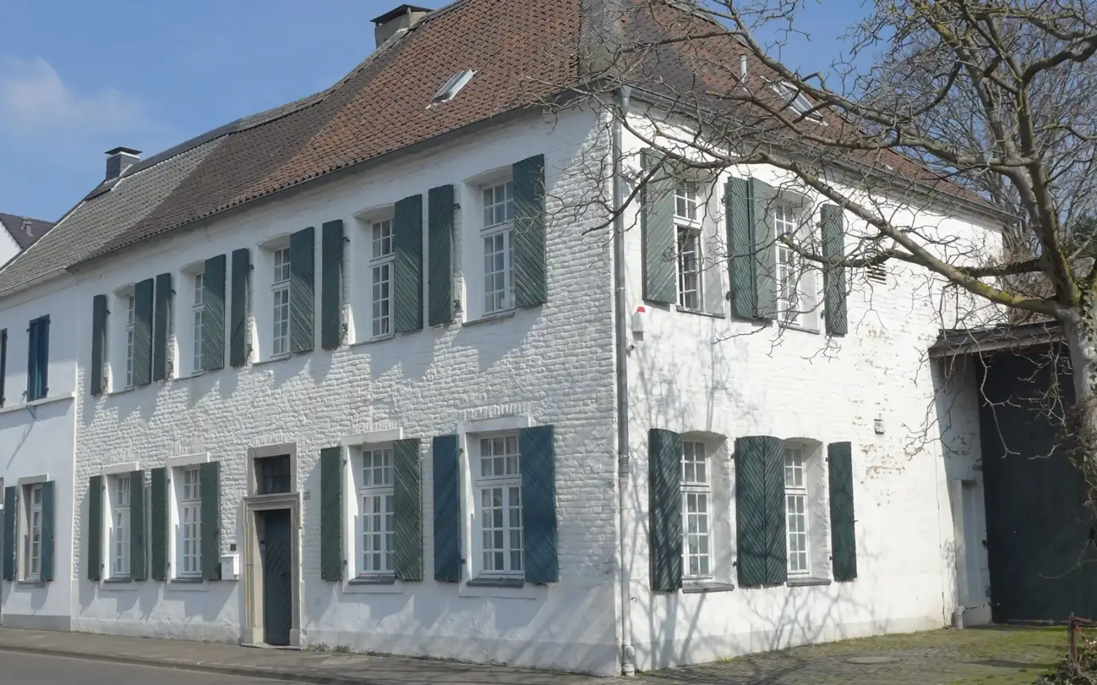Das historische Wohnhaus der Künstler Maren Heyne und Friederich Werthmann: Ein restauriertes Gerichtsgebäude aus dem Jahr 1709 in Düsseldorf-Kaiserswerth.