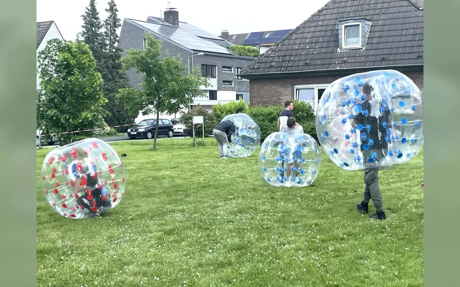 In Huckingen konnte man „Bubble-Fußball“ ausprobieren. Foto: www.evgds.de