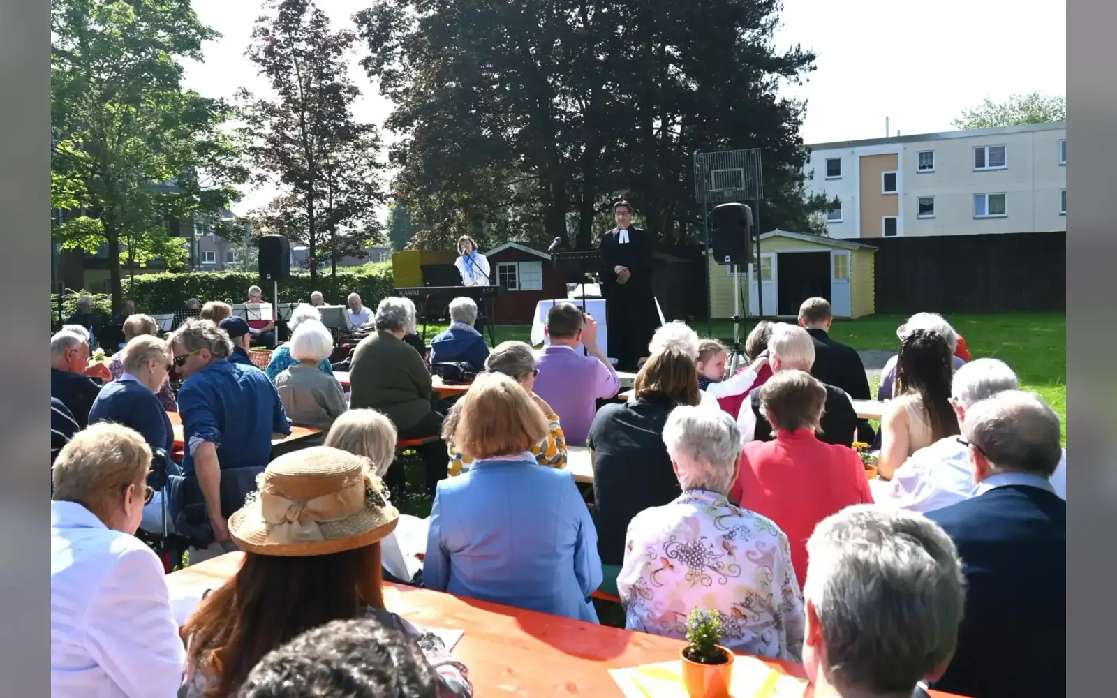 Auf der Kirchwiese in Großenbaum fand der Freiluftgottesdienst statt – mit Pfarrer Bodo Kaiser und
Kantorin Annette Erdmann. Foto: sam