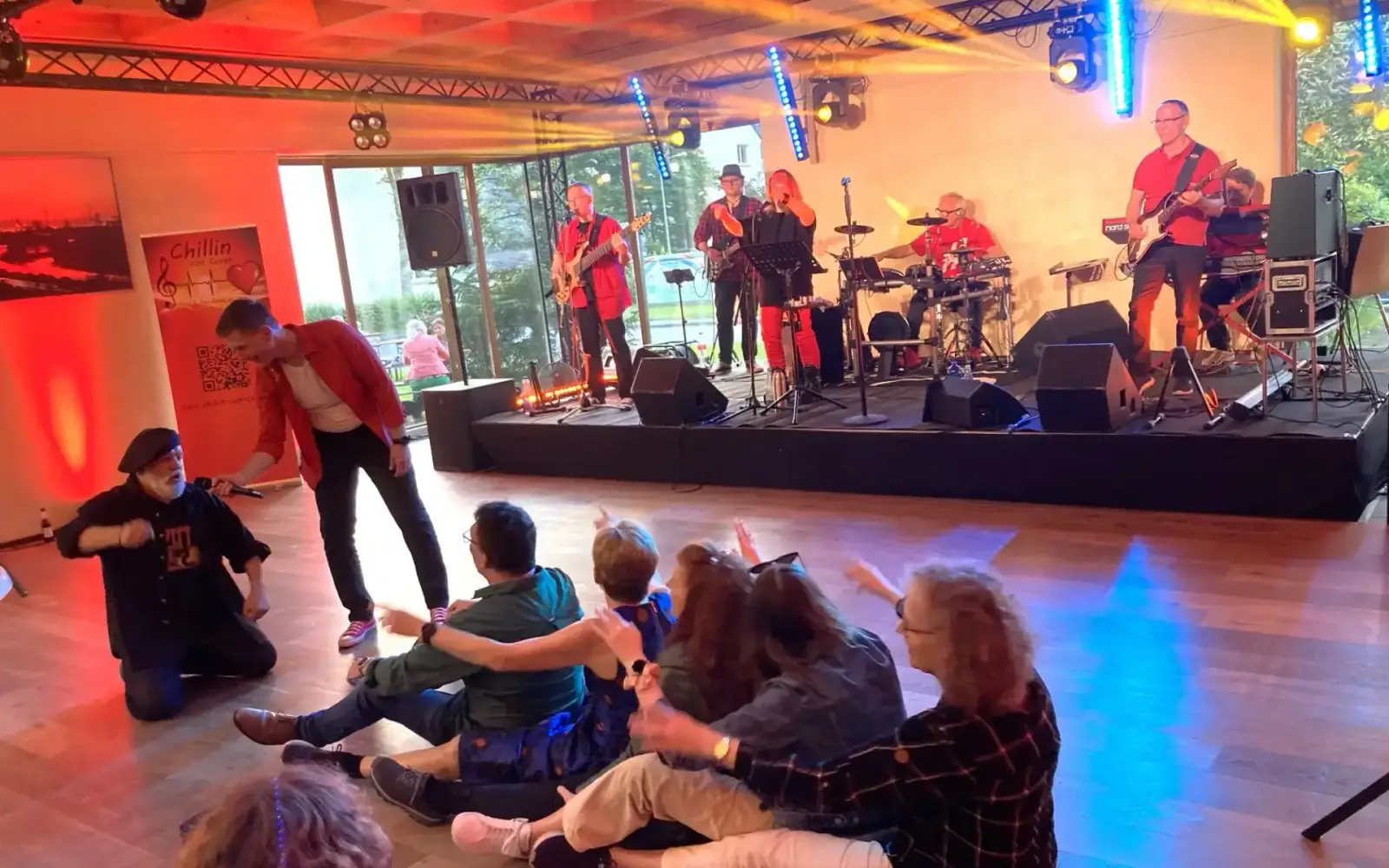 CHILLIN CON COVER spielte abends im Gemeindesaal. Foto: sam