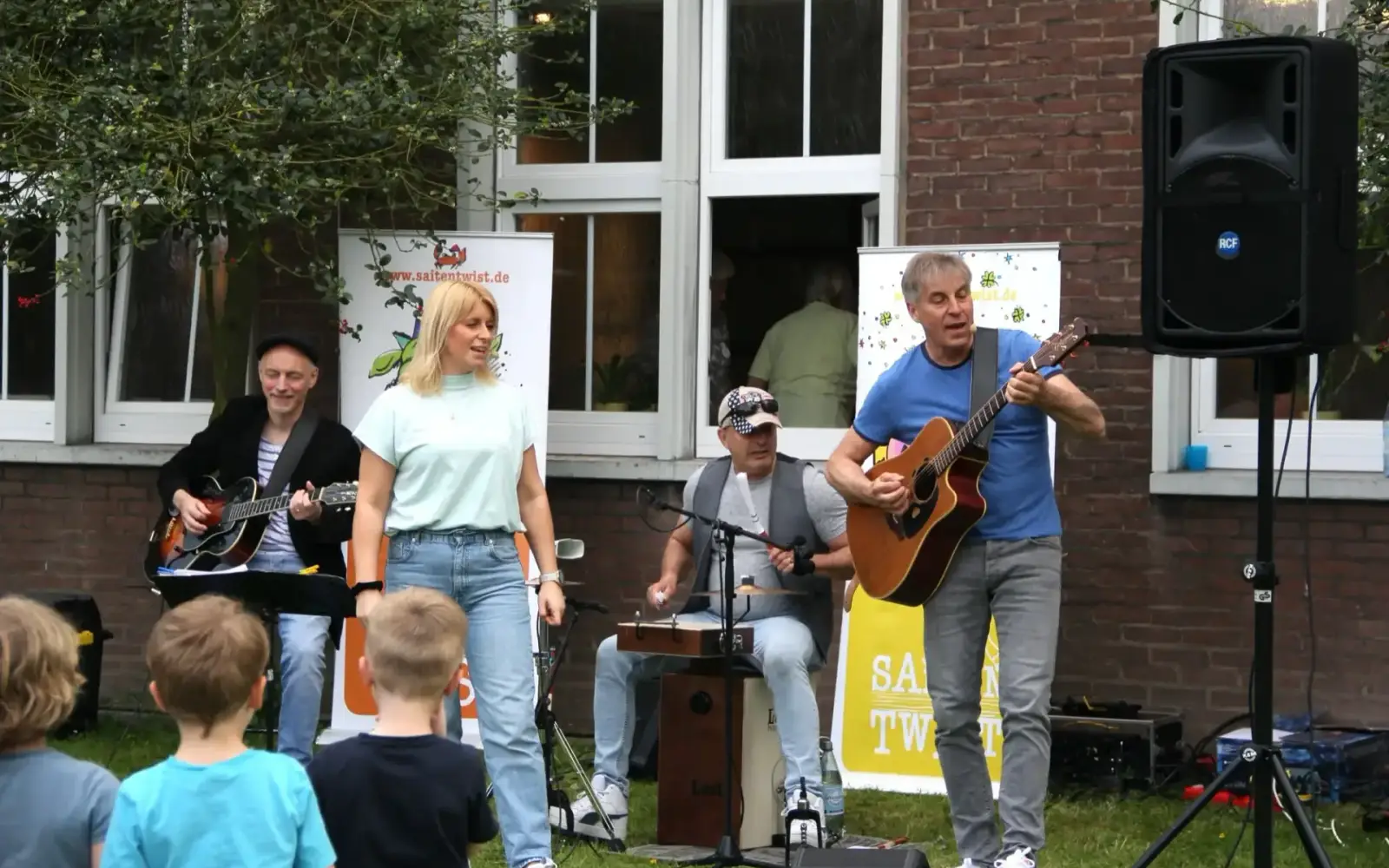 Die SAITENTWIST-Band gab ein Konzert für die ganze Familie. Foto: www.evgds.de