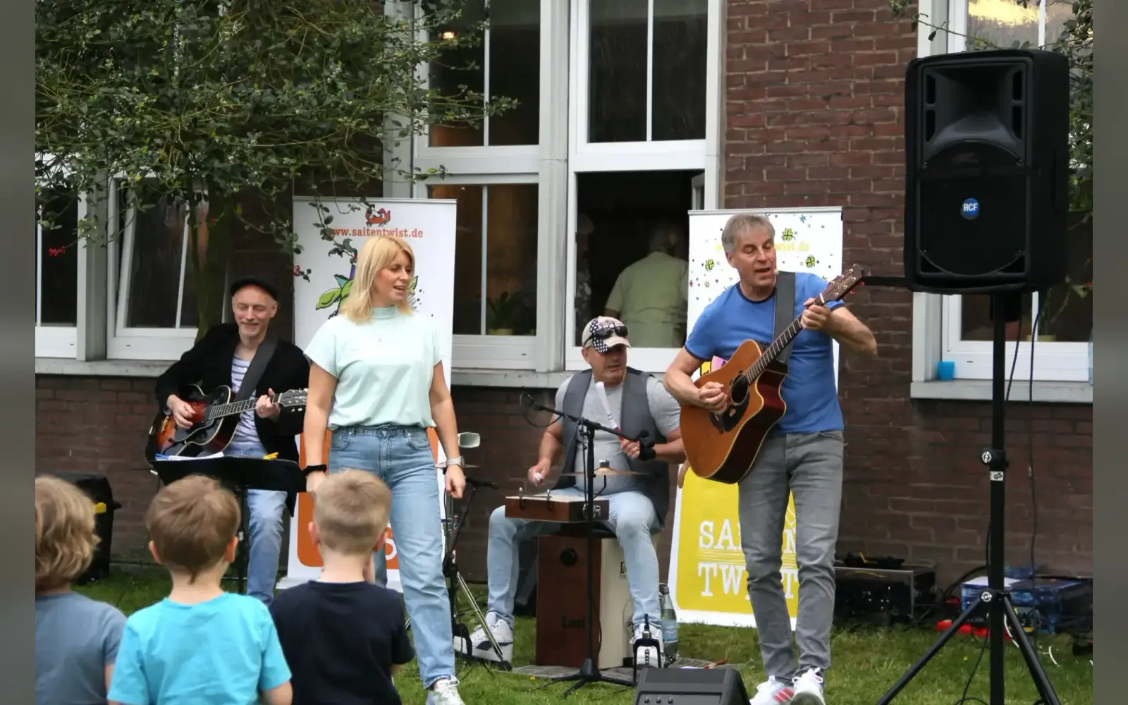 Die SAITENTWIST-Band gab ein Konzert für die ganze Familie. Foto: www.evgds.de