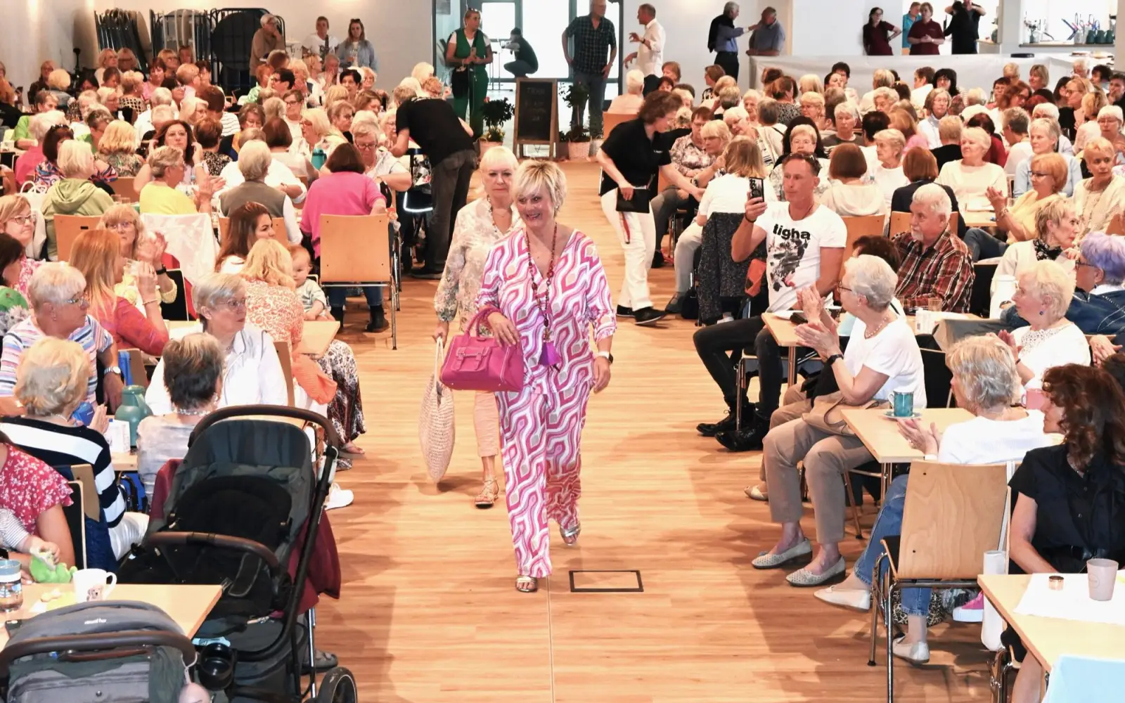 Mit mehr als 300 Zuschauerinnen war die Modenschau ausverkauft. Foto: sam