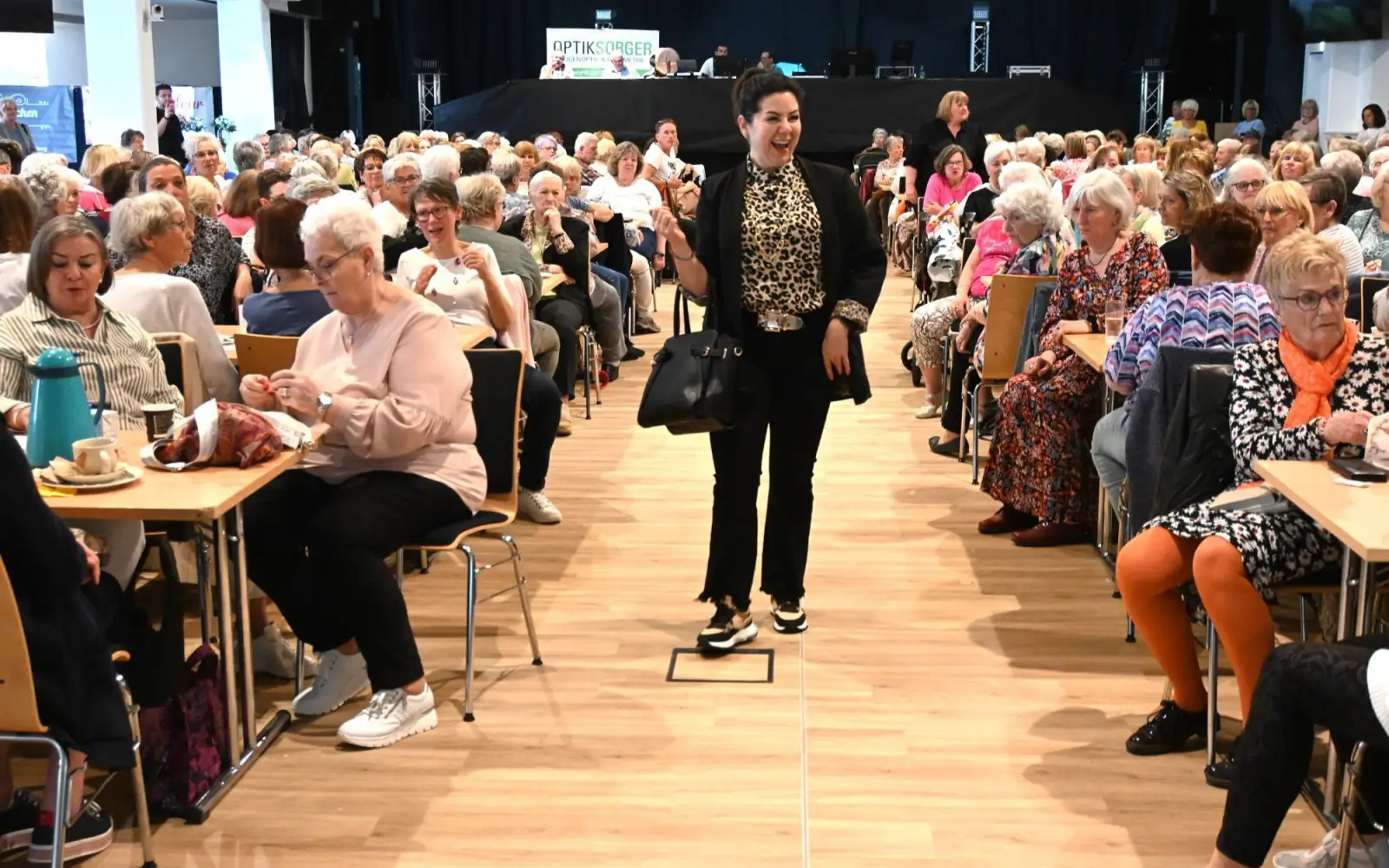 Models präsentierten die neusten modischen Trends für alle im frisch renovierten Steinhof. Foto:
sam