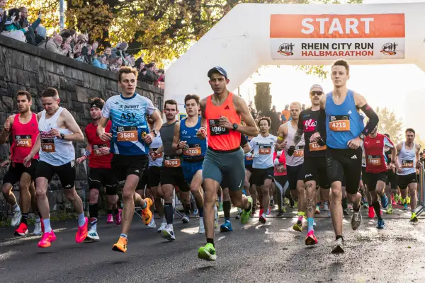 In drei Wellen gingen die 6.000 Läuferinnen und Läufer am Robert-Lehr-Ufer in Düsseldorf auf die Strecke. Foto: bunert Events GmbH