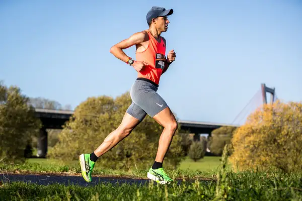 Auf weiten Teilen der 21,1 Kilometer langen Strecke liefen die Teilnehmer bei Sonnenschein am Rhein entlang. Foto: bunert Events GmbH