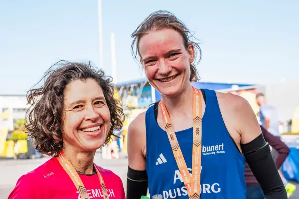 Katharina Wehr (rechts) feierte nach dem Ziel ihren dritten Sieg in Folge beim Rhein City Run. Foto: bunert Events GmbH