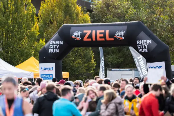 Am Zielbogen auf dem Edeka-Parkplatz am Angerbogen in Huckingen empfingen zahlreiche Zuschauer die Läuferinnen und Läufer. Foto: bunert Events GmbH