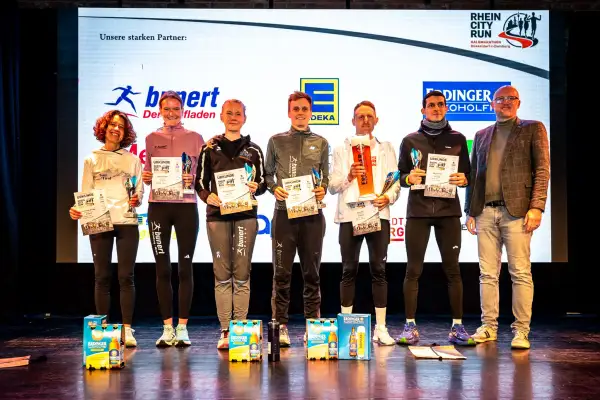 Bei der Siegerehrung bekamen die Schnellsten des neunten Rhein City Runs Urkunden und Pokale. Foto: bunert Events GmbH