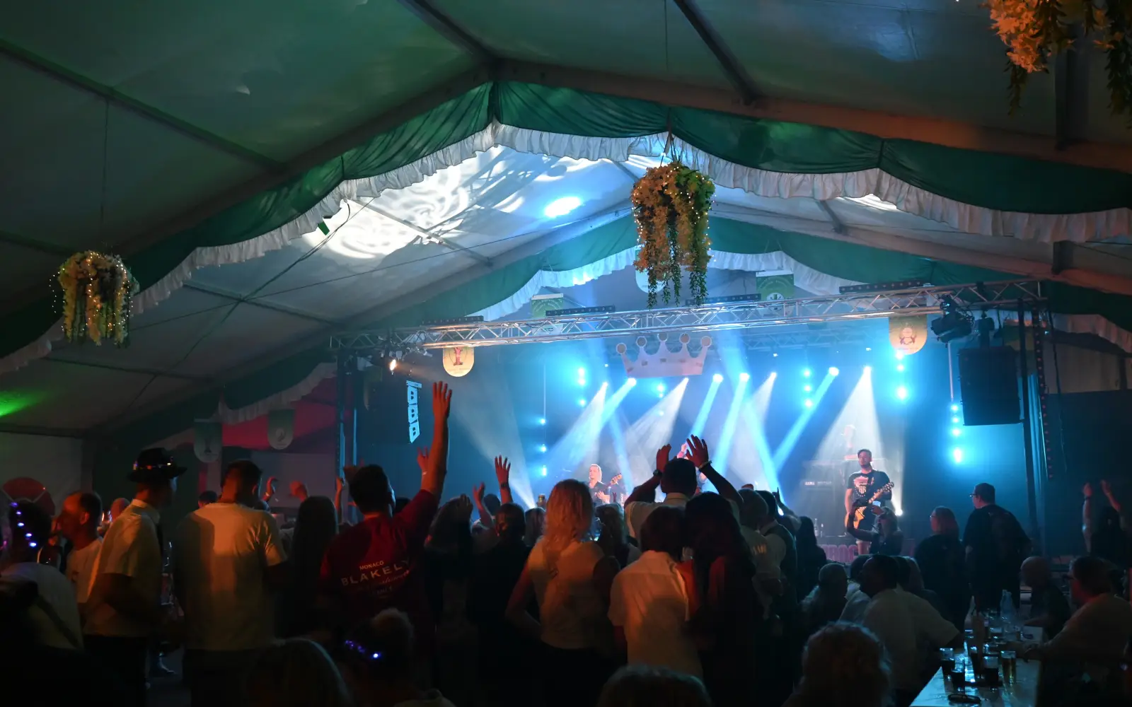 Die Partyband "Almrocker" heizte am Freitagabend bei der "Huckinger Nacht" den 900 Gästen kräftig ein. Foto: sam