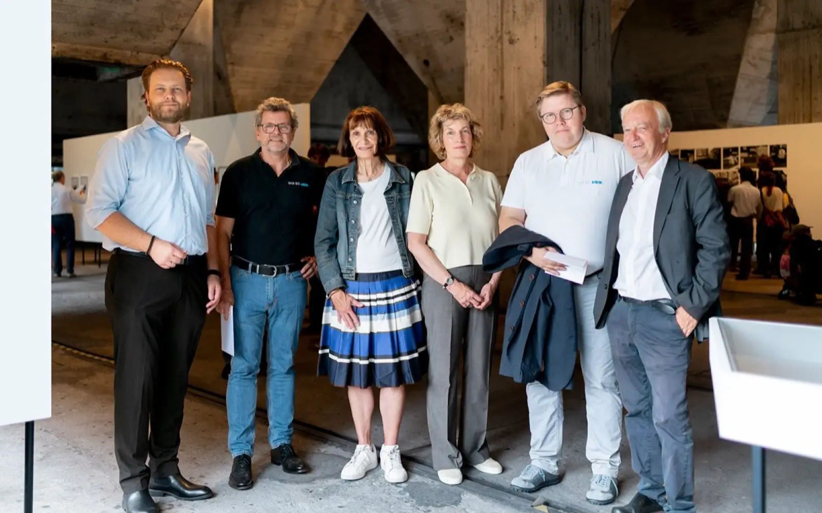 Freuten sich bei der Ausstellungseröffnung über die Werke, die im Duisburger Süden entstanden sind (von links): Peter Schelkle (Leitung Unternehmenskommunikation HKM), Robert Liebisch (Leitung Roheisenerzeugung HKM), Dr. Anneliese Rauhut (Vorsitzende der „Freunde Zollverein“), Prof. Elke Seeger (Professorin für Fotografie und Konzeption, Folkwang Universität der Künste), Gunther Schmucker (Leitung Veranstaltungsmanagement HKM) und Prof. Dr. Theodor Grütter (ehemaliger Direktor des Ruhr-Museums).