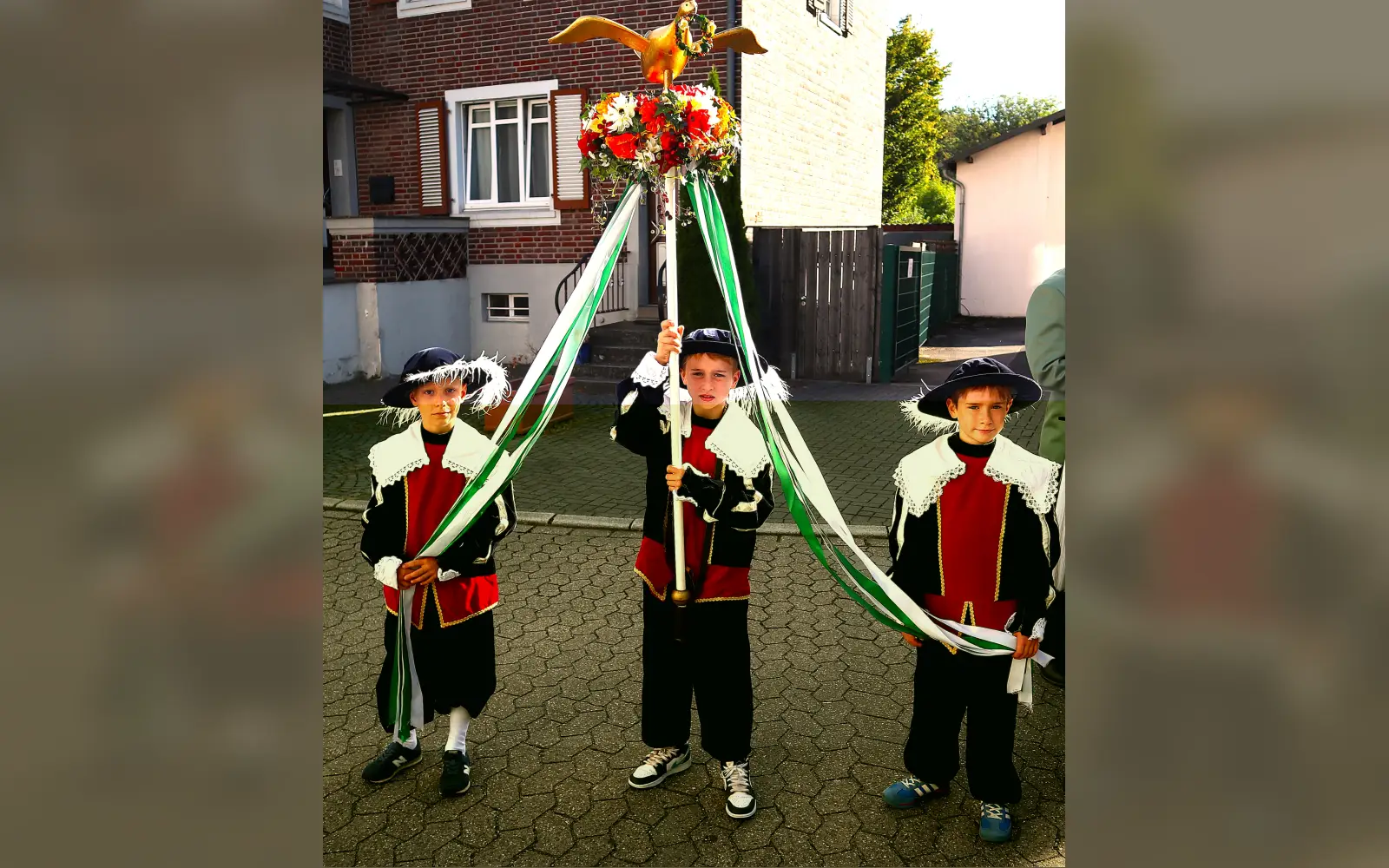 Diese drei Kinder tragen in diesem Jahr die Mösche durch Angermund. Foto: vj