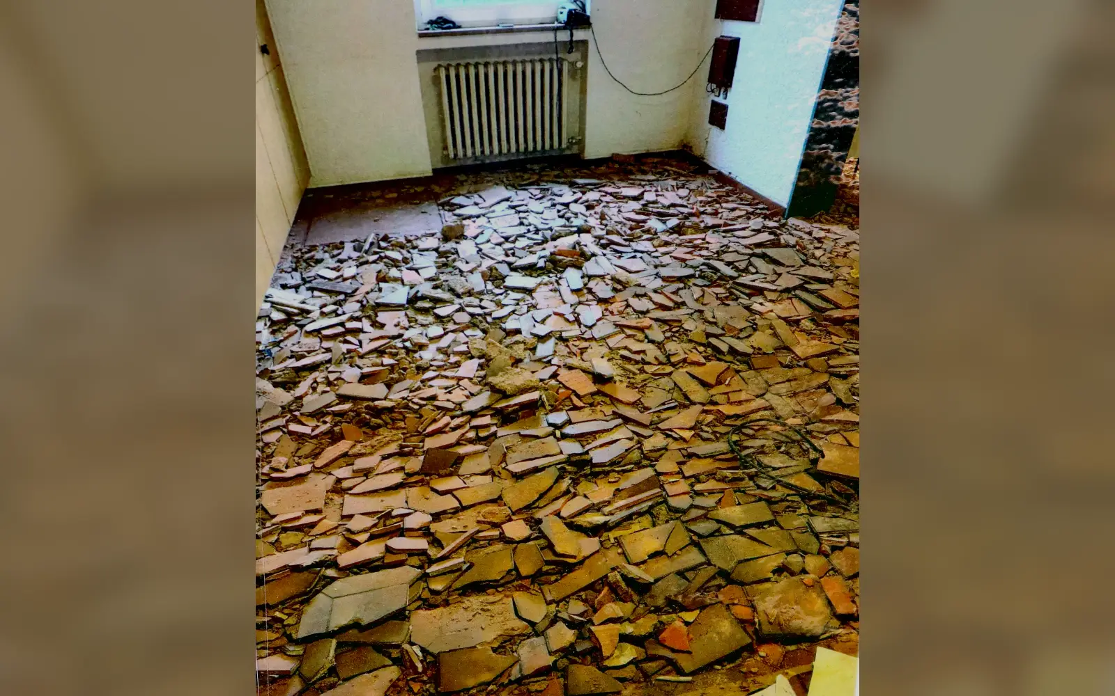 Als wenn Archäologen hier am Werk gewesen wären, dabei war es nur ein Wasserschaden im Schützenhaus. Für das seit mehr als einem Jahr stillgelegte Haus der St. Sebastianus Bruderschaft Angermund bittet der Vorstand um Spenden. Foto: vj