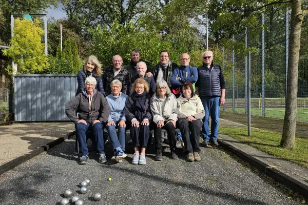 Boulewart Michael Schwabe gratuliert der Turniersiegerin Sylvia Uhland zu ihren fünf Siegen aus fünf Runden. Foto: TVA/Winfried Raffel