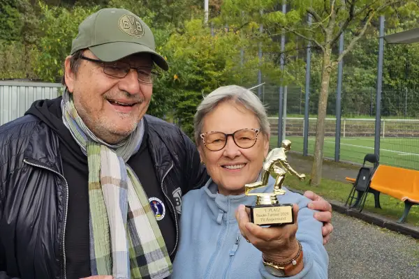 Zwölf Spielerinnen und Spieler der Bouleabteilung des TV Angermund traten beim Turnier an, dem auch das Wetter gut gesinnt war. Foto: TVA/Winfried Raffel