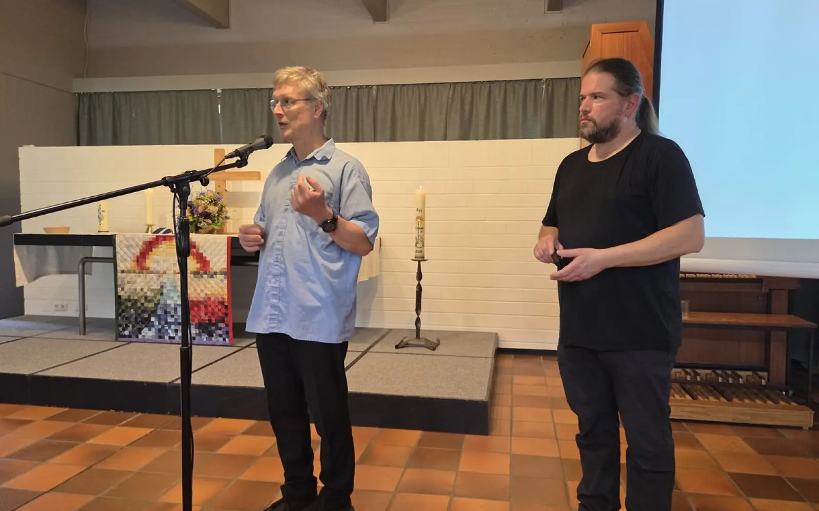 Auf der Gemeindeversammlung stellten die Mitglieder des Presbyteriums die Ergebnisse der Gebäudebedarfsplanung vor. Im Bild (von links): Pfarrer Martin Jordan und Christian Lüdecke. Foto: privat