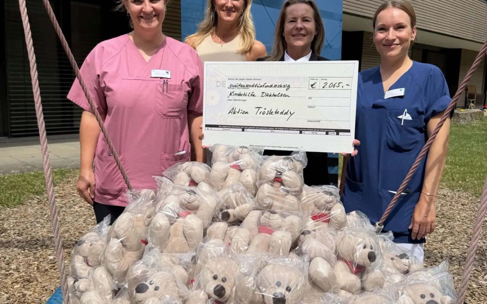 Insgesamt 100 neue Trösteteddys stehen den kleinen Patienten der Kinderstation im Florence-Nightingale-Krankenhaus jetzt zum Trösten und Kuscheln bereit. Bei der Übergabe (von links): Dr. med. Daniela Lubitz (Oberärztin, Klinik für Kinderheilkunde), Sabrina Ziss (Kinderhilfe Diekholzen), Manuela Kaufhold (Office Managerin, Rechtsanwaltskanzlei HEUKING, Standort Düsseldorf) und Vanessa Pleunis (stellvertretende pflegerische Abteilungsleitung der Kinderstation). Foto: Kinderhilfe Diekholzen