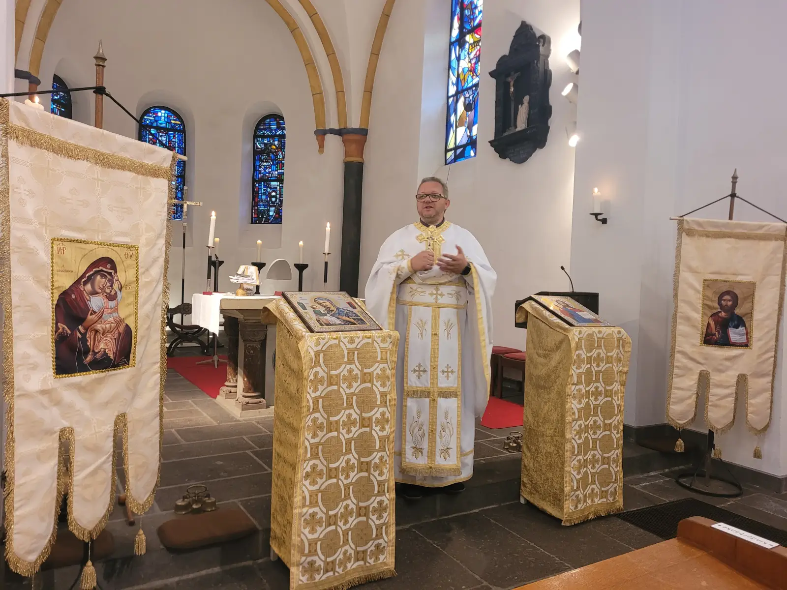 Zwischen Ikonen der Gottesmutter und Christi feiert Pfarrer Mihai Suciu die Liturgie im byzantinischen Ritus. Foto: Rumänische Griechisch-Katholische Gemeinde