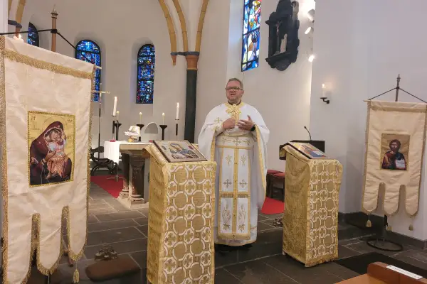 Rumänische Gläubige feiern in Kalkum Gottesdienst im byzantinischen Ritus