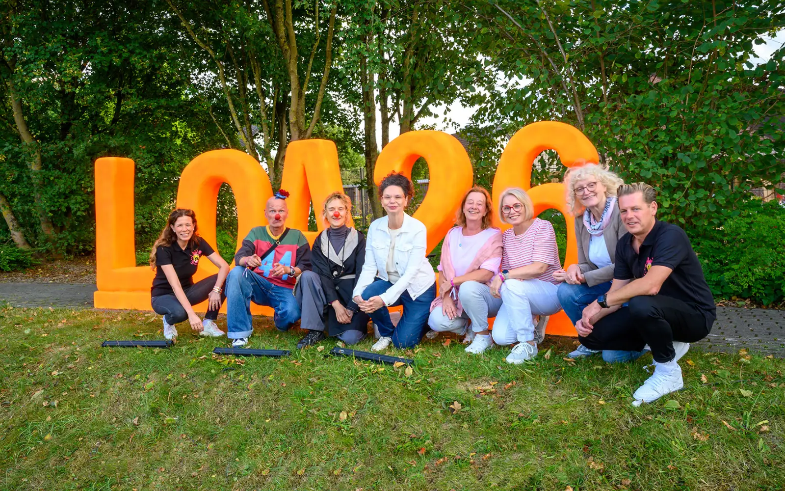 Der Erlös des sechsten Lintorf Open Air geht an Clownsvisiten in Lintorf und Düsseldorf (von links): Melanie Meyer, Klaus Renzel, Anke Plaßmann, Christine Taylor, Claudia Witte, Irene Keppner, Doris Wächtershäuser und Daniel Georg. Foto: Die Lampisten