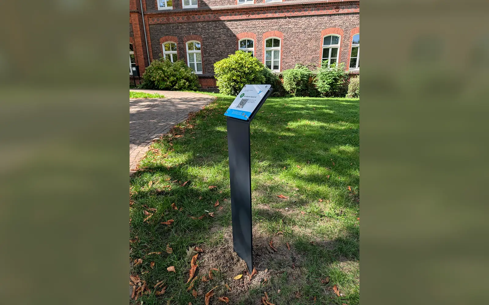 Die Stele an der Rundbank um die Kastanie vor Haus Tabea ist eine von sieben Stationen des Impulswegs im Park der Kaiserswerther Diakonie. Foto: Kaiserswerther Diakonie/Annette Debusmann