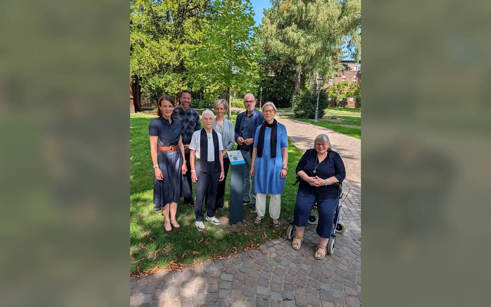 Sieben Stelen mit QR-Codes bilden den neuen Impulsweg zum 190-jährigen Bestehen der Kaiserswerther Diakonie, hier die Stele an der Rundbank vor Haus Tabea. (von links): Alexandra Mertens, Matthias Sandmann, Sr. Evamarie Hildebrandt, Prof. Dr. Tomke Gerdes, Prof. Dr. Norbert Friedrich, Dr. Katrin Stückrath und Sr. Andrea Höttges haben beim Impulsweg mitgewirkt. Foto: Kaiserswerther Diakonie/Annette Debusmann