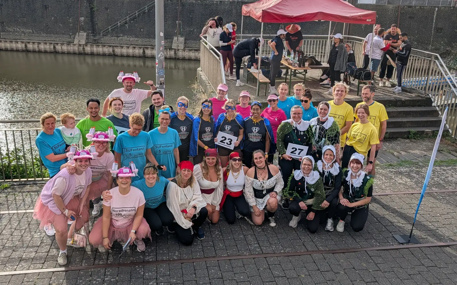 Zehn Teams der Kaiserswerther Diakonie ruderten bei der Benefiz-Regatta „Düsseldorf am Ruder für Menschen mit Krebs“ im Medienhafen auf Ergometern um die Wette. Foto: Kaiserswerther Diakonie