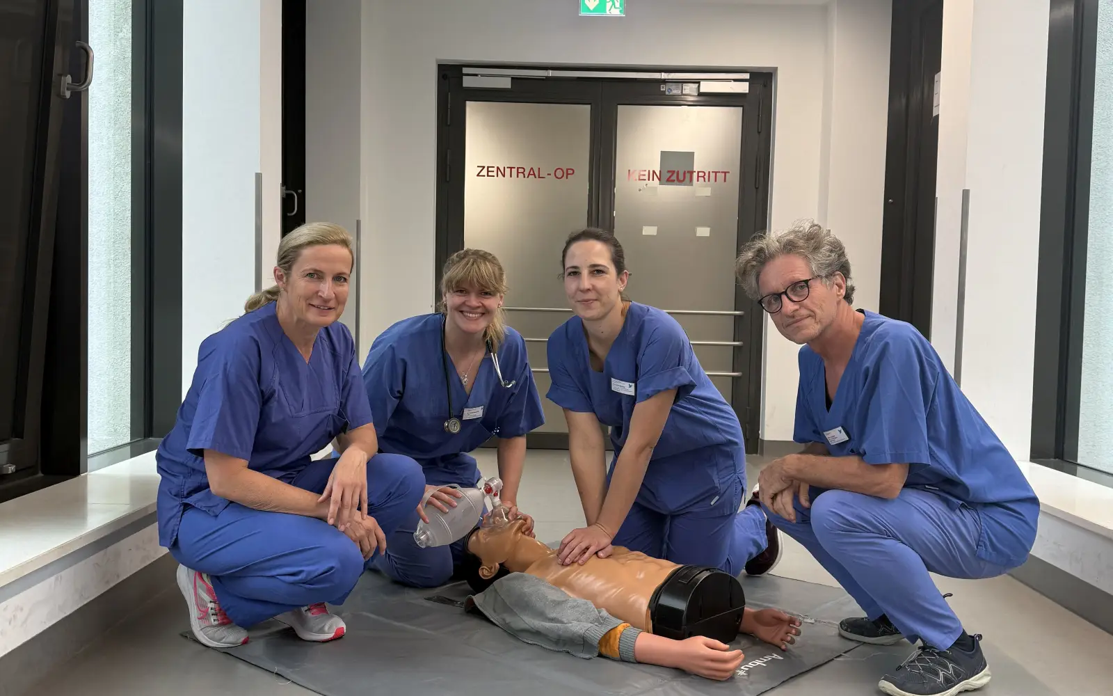 Das Team der Intensivstation schult am Mittwoch, 23. September, kostenfrei in Wiederbelebung (von links): Antje Gottschalk, Cordula Haupenthal, Ann-Cathrin Büchner und Norbert Papendell. Foto: Kaiserswerther Diakonie