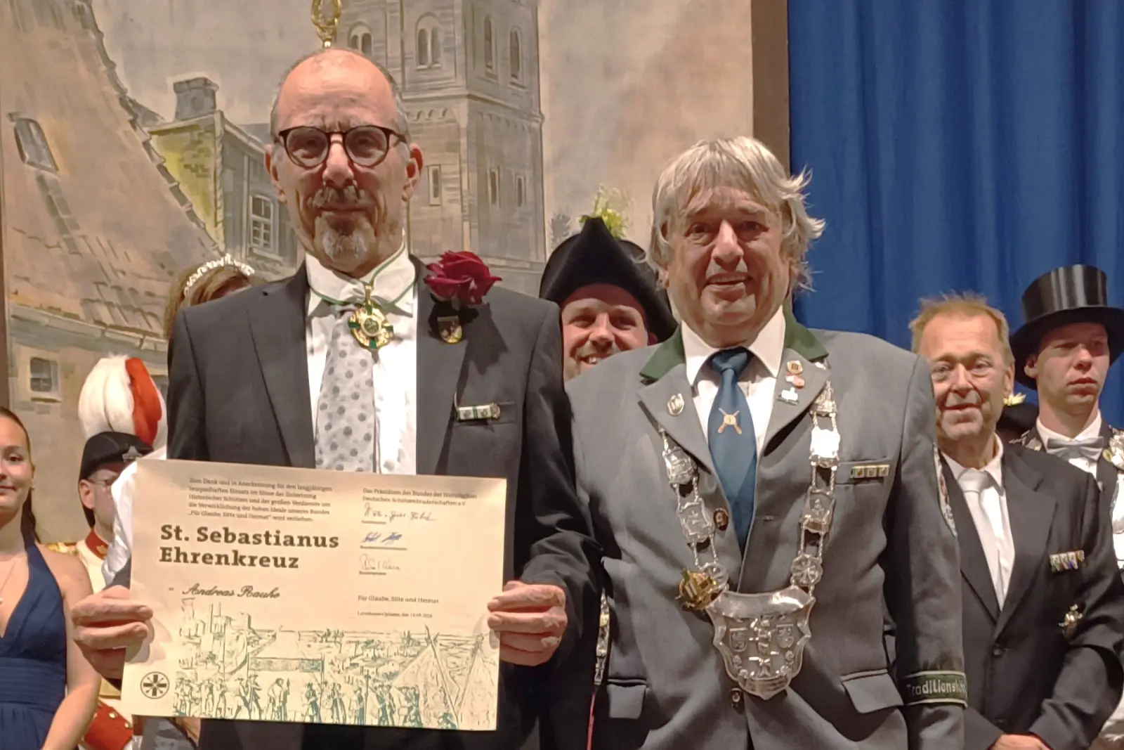 Andreas Rauhe (links) erhielt beim Krönungsball des Angermunder Schützenfests das St. Sebastianus Ehrenkreuz. Foto: St. Sebastianus Bruderschaft Angermund