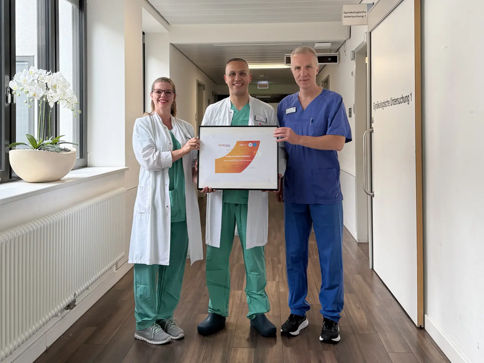 Die Klinik für Gynäkologie am Florence-Nightingale-Krankenhaus ist als Genitalkrebszentrum zertifiziert und von der ESGO als Ausbildungszentrum ausgezeichnet worden. Im Bild (von links): Dr. med. Friederike Rawert (Oberärztin), Dr. med. Saher Baransi (Departmentleiter Gynäkologie und Gynäkologische Onkologie) und Prof. Dr. med. Ralf Schmitz (Chefarzt Klinik für Gynäkologie und Geburtshilfe). Foto: Kaiserswerther Diakonie
