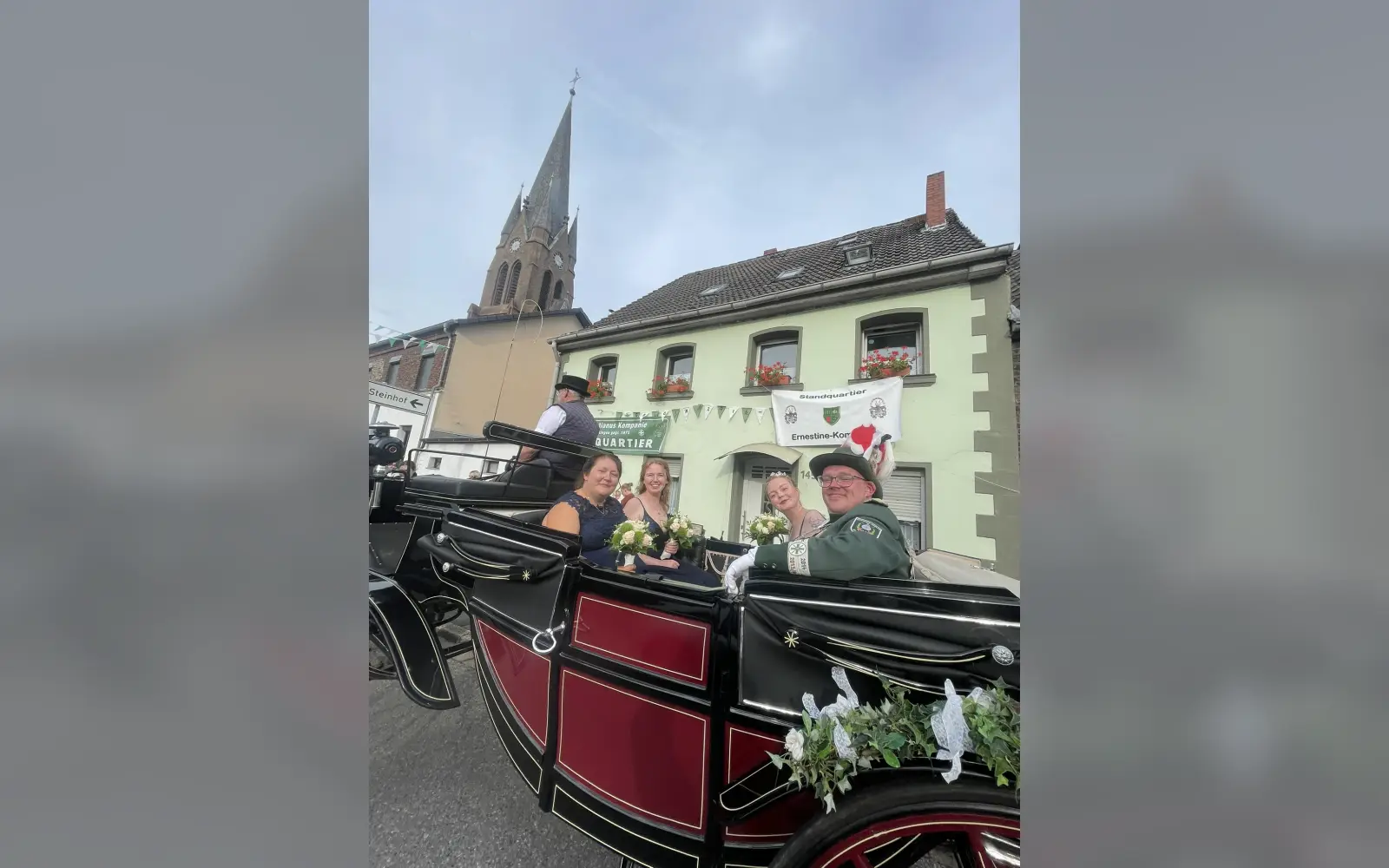 In offener Kutsche fuhr das neue Königspaar am Sonntag durch Huckingen. Foto: sam