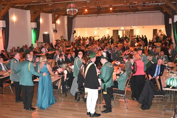 450 Gäste feierten die Saisonabschluss des Schützenjahres. Der Dank für Organisation und Bewirtung ging an die Huckinger Schützen. Foto: sam 