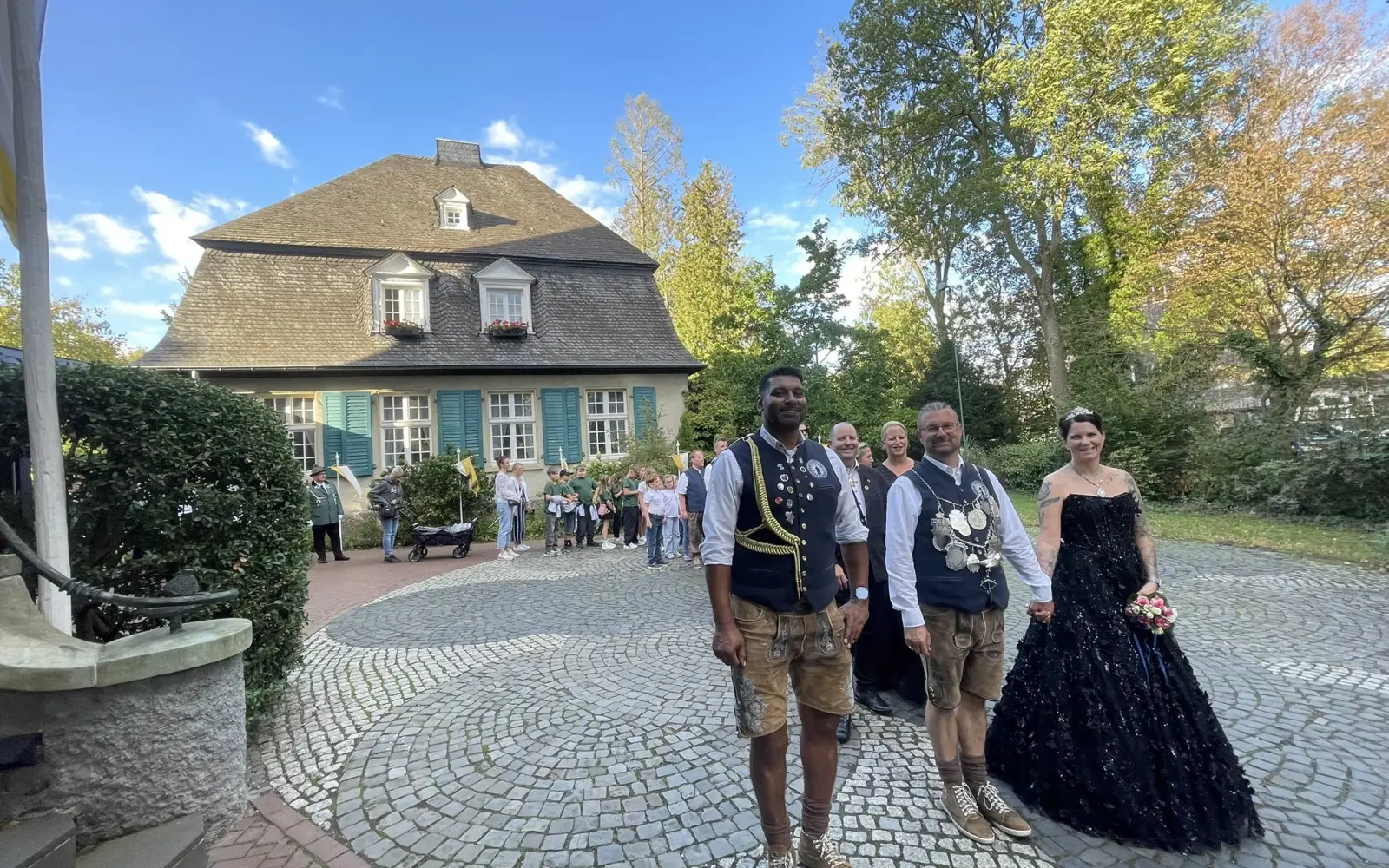 Als frisch Vermählte stand das noch amtierende Königspaar Sascha und Julia Strachowitz am Samstag in Mittelpunkt des Rahmer Schützenfestes. Foto: sam