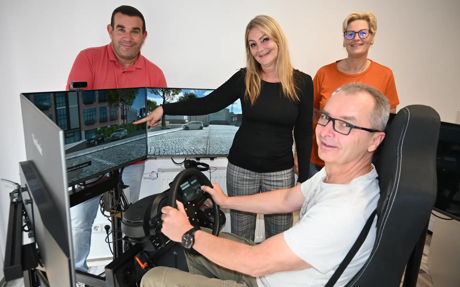 Freuen sich auf die Arbeit in der neuen Fahrschule "go 2 drive" (von links):  Thomas Kirchholtes, Carmen Kaiser,  Jörg Strauche und Alex Remmel. Foto: sam 