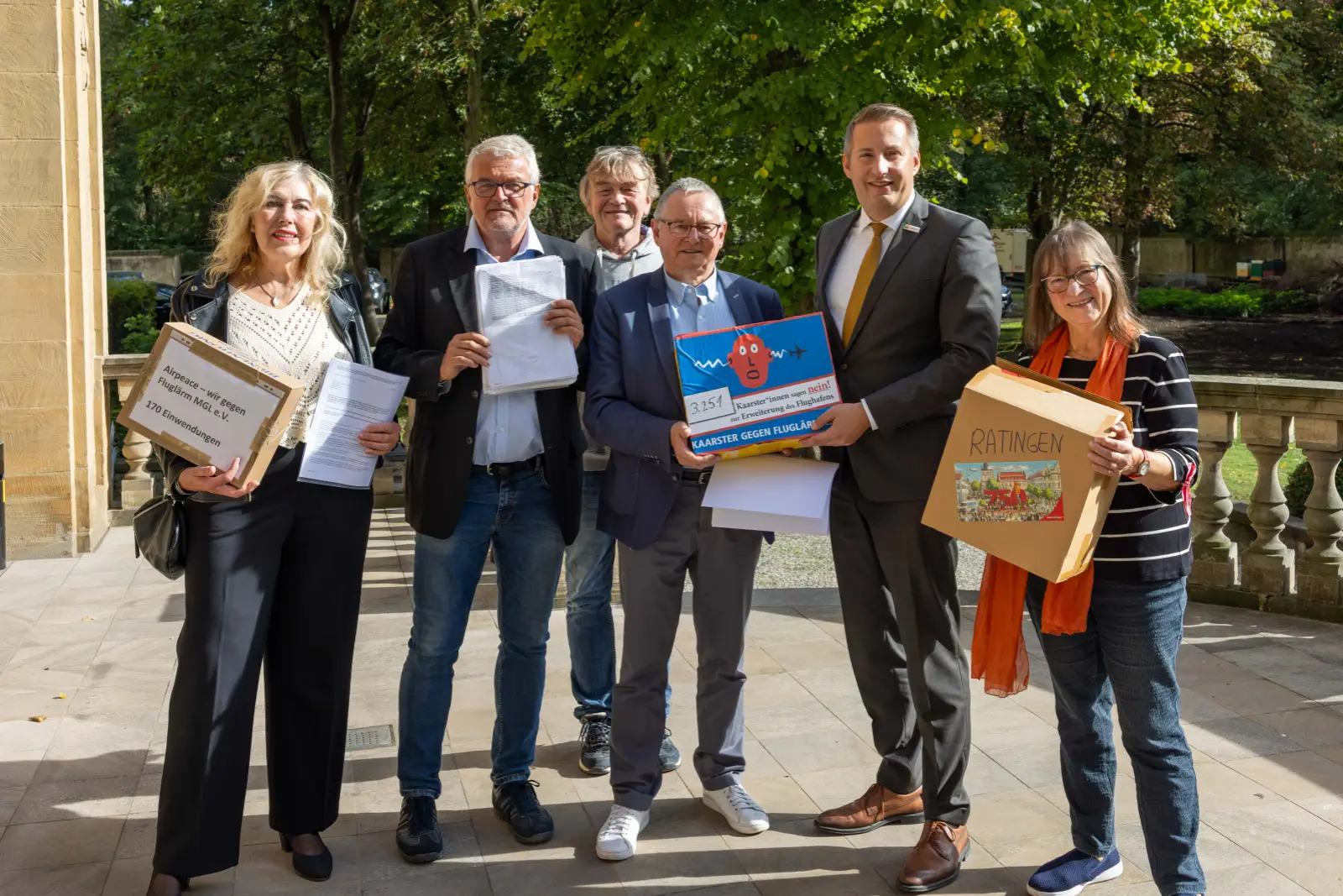 Vertreterinnen und Vertreter der Bürgerinitiativen gegen Fluglärm übergaben Regierungspräsident Thomas Schürmann Kisten mit rund 6.000 Einwendungen gegen die Erweiterungspläne des Flughafens Düsseldorf. Foto: BR_D