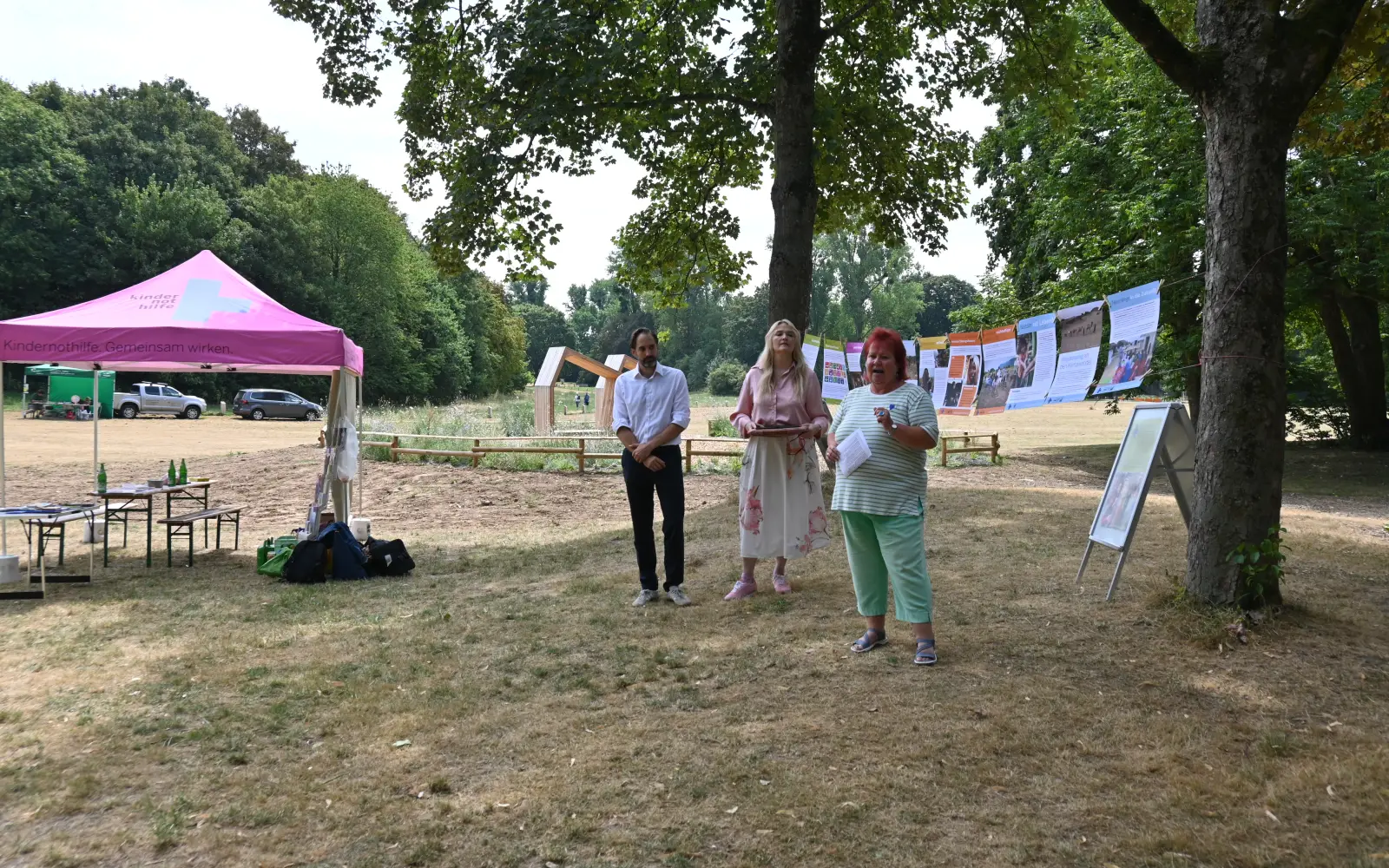 Eröffneten das Biegerparkfest (von links): Umweltamtsleiter Matthias Siemons, Umweltdezernentin Linda Wagner und Bezirksbürgermeisterin Beate Lieske. Foto: sam