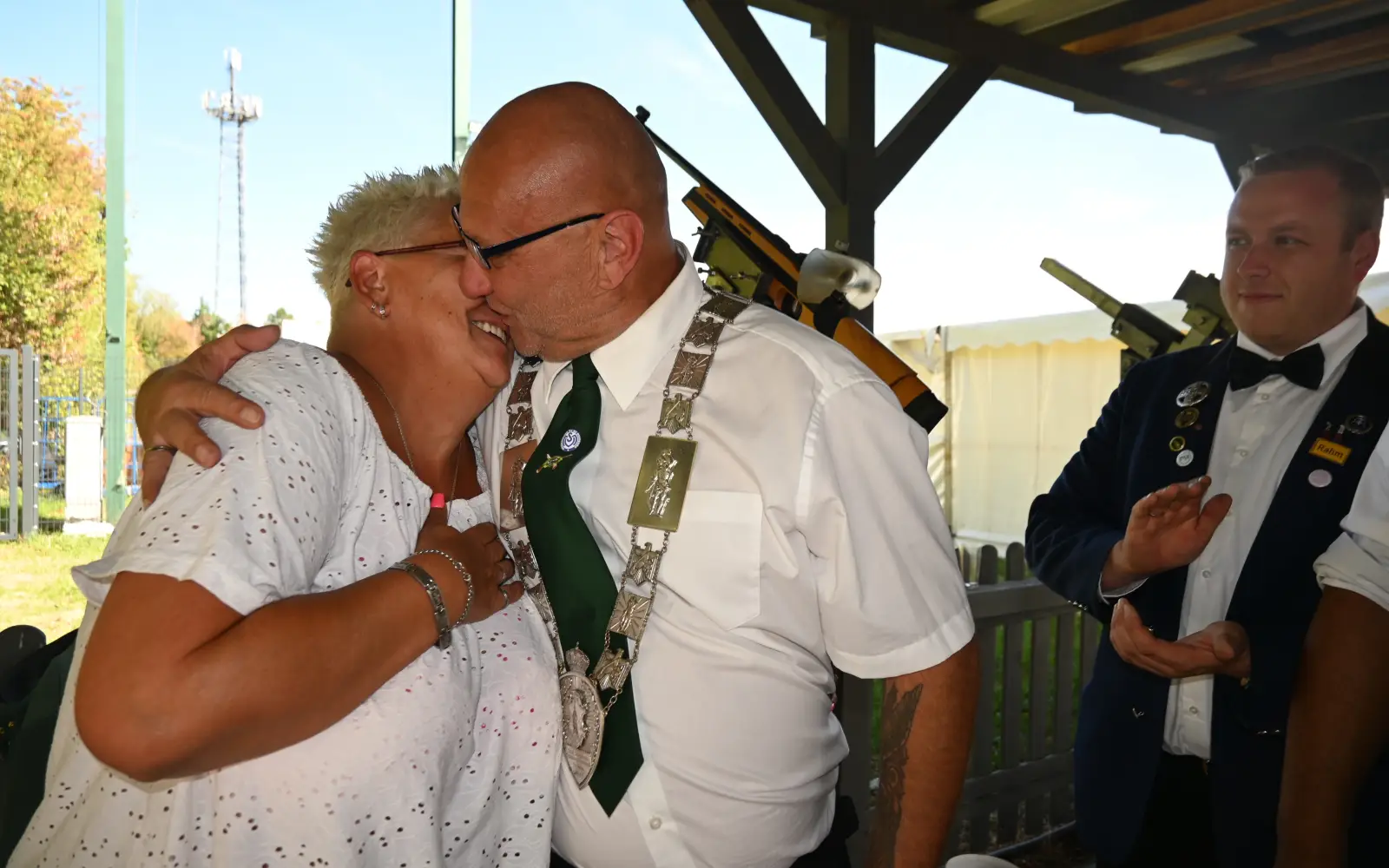 Ehefrau Kerstin gratulierte Frank Theisen zu seinem Königsschuss. Foto: sam