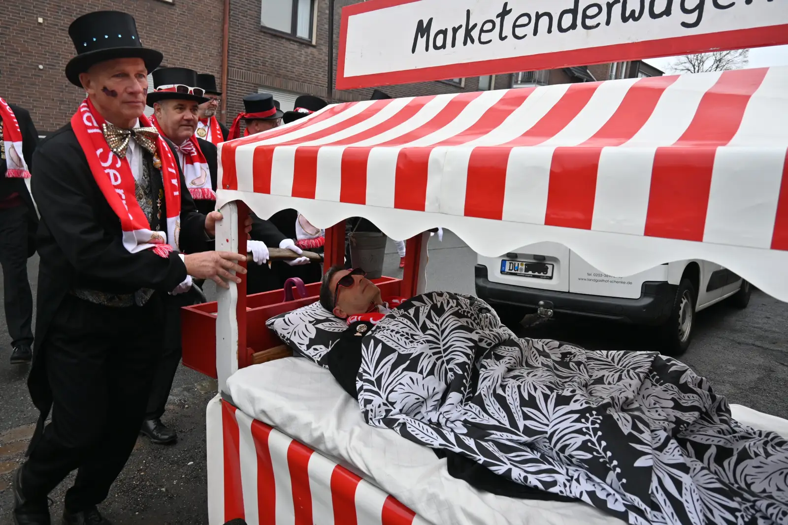 Traditionell wird der schlafende Hoppeditz in Serm von den Wurstsammlern auf dem Marketenderwagen in den Saal geschoben, um dort wach geküsst zu werden. Archivfoto: sam