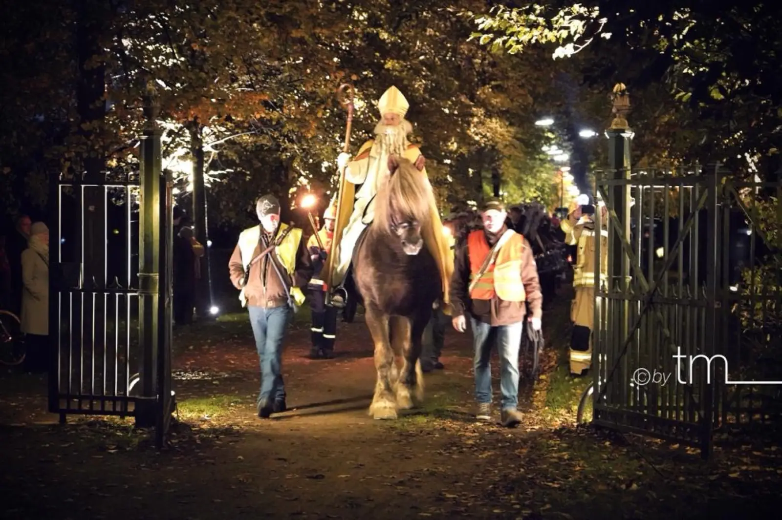 St. Martin reitet durch Kalkum zum Schlosspark