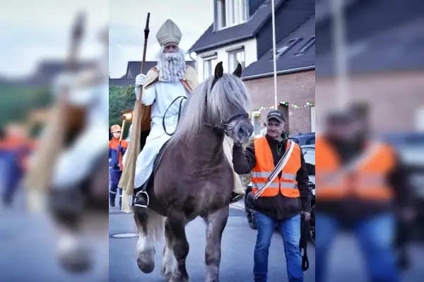 St. Martin hoch zu Ross auf einem Kaltblut, geführt von einem Helfer in Warnweste.  Foto: St. Martin Komitee Kalkum