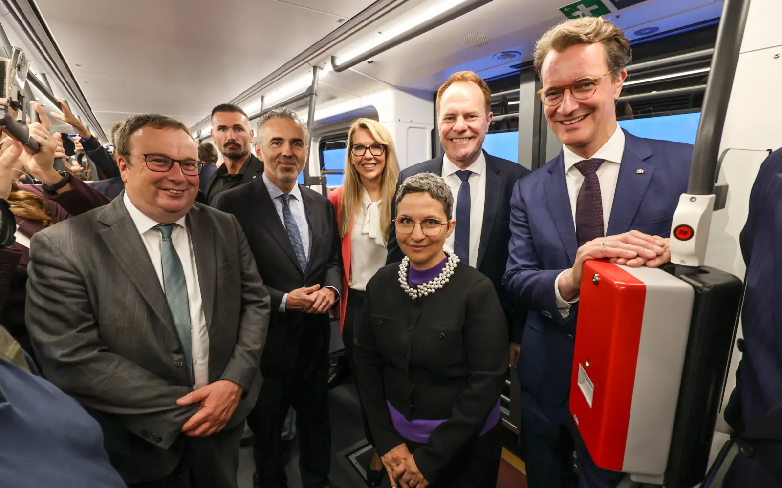 Bei der Jungfernfahrt auf der neuen Stadtbahnverbindung waren die Wagen so voll, als hätte Fortuna ein Heimspiel. (von links): Landesverkehrsminister Oliver Krischer, Staatssekretär Thomas Jarzombek, Rheinbahn-Vorständin Annette Grabbe, Staatssekretärin Dr. Claudia Elif Stutz, Oberbürgermeister Dr. Stephan Keller und NRW-Ministerpräsident Hendrik Wüst. Foto: Landeshauptstadt Düsseldorf/Melanie Zanin