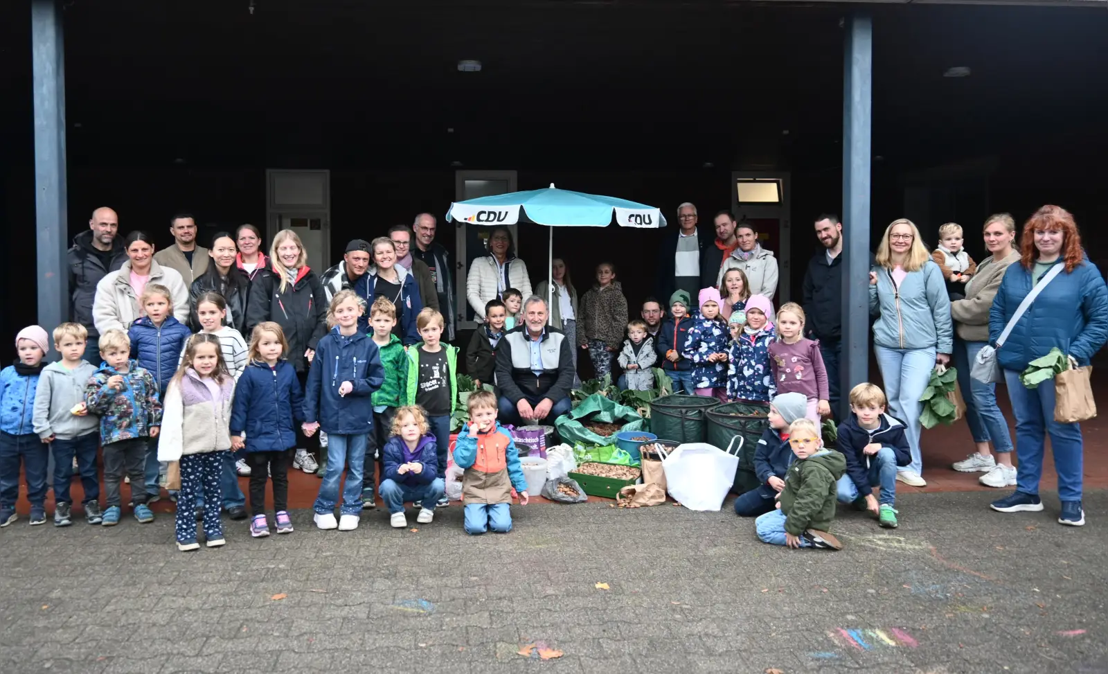 Die Mädchen und Jungen übergaben ihre gesammelten Eicheln in Mündelheim an den Stadtförster. Foto: sam