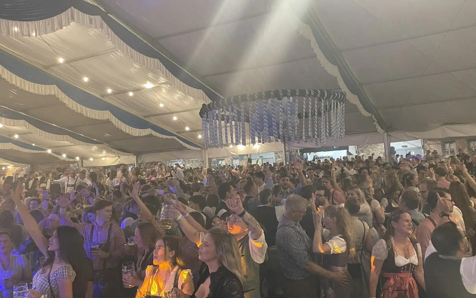 Schnell waren die Tanzfläche voll und die Stimmung super. Foto: sam