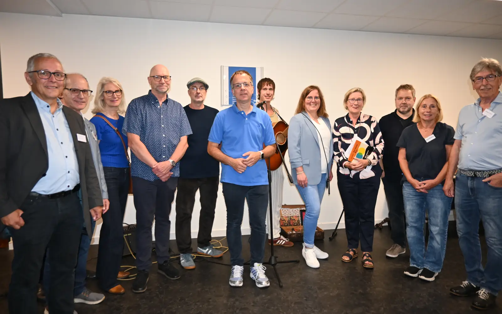Die stellvertretende Bezirksbürgermeistern Angelika Kleinefeldt (4. von rechts) und Bezirksmanagerin Julia Kirschbaum (5. von rechts) begrüßten die Künstlerinnen und Künstler. Foto: sam
